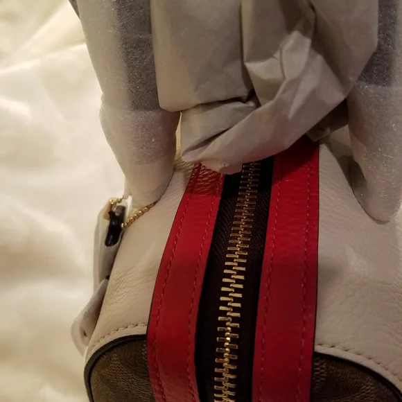 FAIR OFFERS RARE!! Coach Peanuts Snoopy Crossbody Bag - Picture 9 of 14